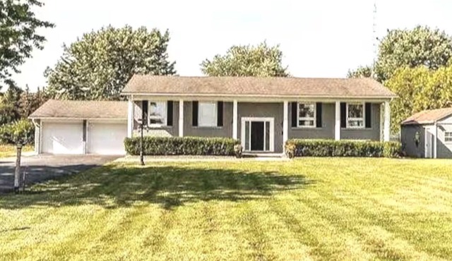 Spacious cottage retreat minutes from popular trails, restaurants and shopping.
