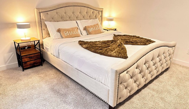 Spacious & Cozy Suite - Private Bath-King Bed-Parking in Rockland/Ottawa