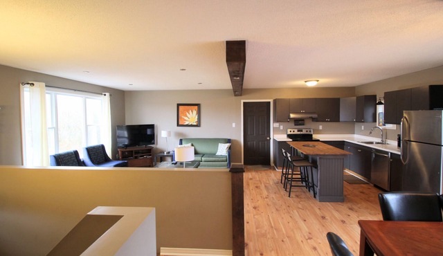 Spacious deck with BBQ, lots of seating for entertaining plus Outdoor bonfire