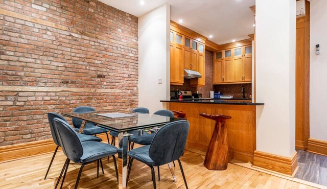 Spacious Downtown Montreal Apt-4BR/2BA, Free Wifi