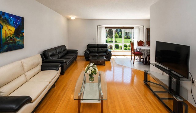Spacious Home Near Stampede & Downtown Fully Fenced Yard Double Garage Pet OK