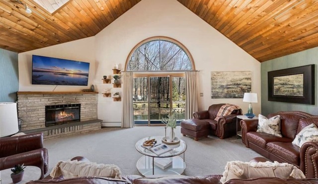 Spacious Home w/Pool/Hot Tub, Mins to Parks/Skiing