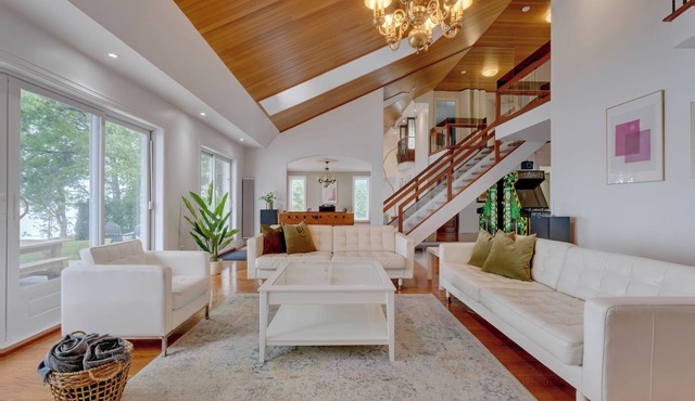 Spacious Lakefront Champlain lake with SPA