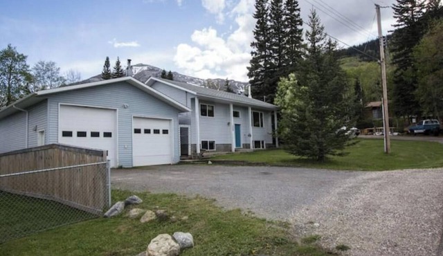 Spacious Mountain View Retreat