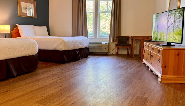 Spacious Room w/Two Queen Beds