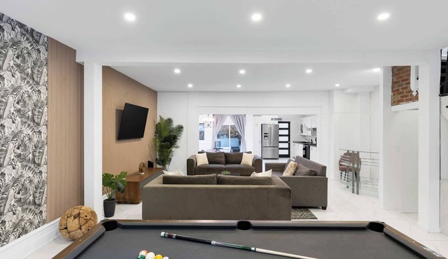 Spacious & Stylish Downtown Retreat |Hot Tub