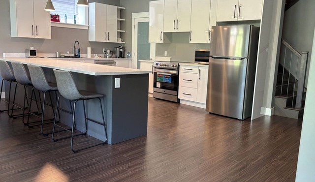 Spacious Walkout Garden-Level Floor W Full Kitchen