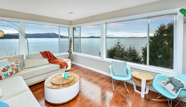 Spectacular 3 Bedroom Cottage on Saanich Inlet
