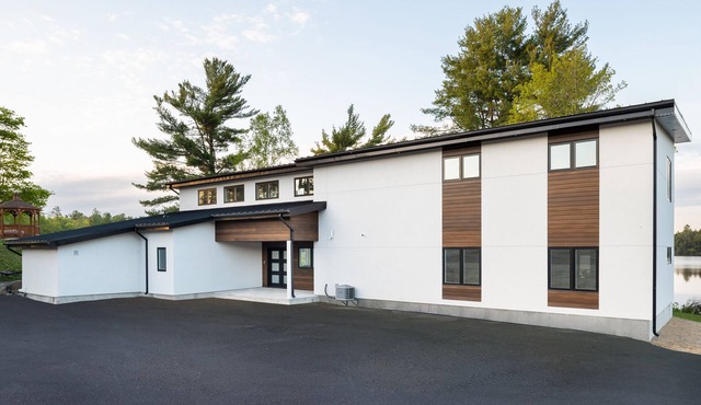 Spectacular Muskoka Lakehouse near Oastler Provincial Park and Rose Point Trail