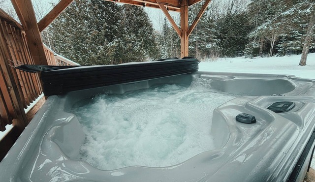 Starry Haven: Serene Retreat with Hot Tub