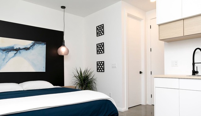 STAY.LUX private suite #1 - steps to the beach