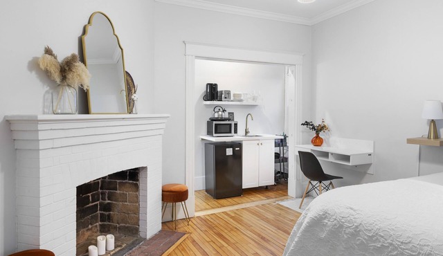 Studio 1 ~ Lovely Apartment, Downtown!