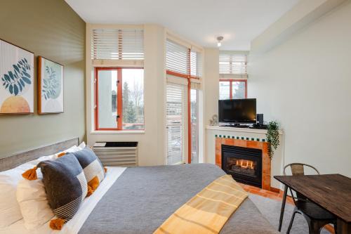 Studio in Alpenglow Lodge, Private Balcony with Mountain Views, Gym, Epic Location