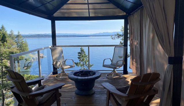 Studio overlooking ocean with hot tub and beach access!