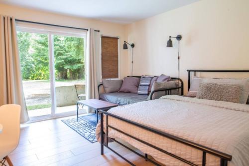 Studio w Balcony with Smart TV and 2 Min Walk to Lake