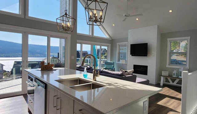 Stunning 3 Bedroom Lakeview Cottage on Lake Okanagan