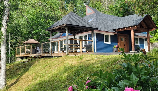Stunning 4-season, private lakeside getaway near Mactaquac Provincial Park.