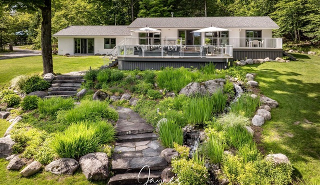 Stunning 5 bed 5 bath cottage on Lake Rosseau
