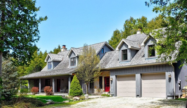 Stunning Buckingham Chalet - Minutes to Blue Mountain with Pool