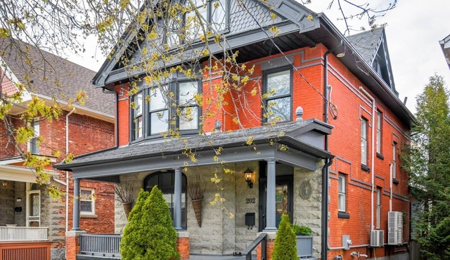 Stunning century home downtown Collingwood! 4bdrm 3bath! Huge Rec Room!