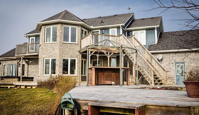 Stunning country retreat with game room and hot tub