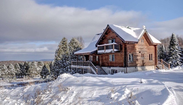 Stunning Log Chalet - Private Hot Tub, Pool Table, Fireplace