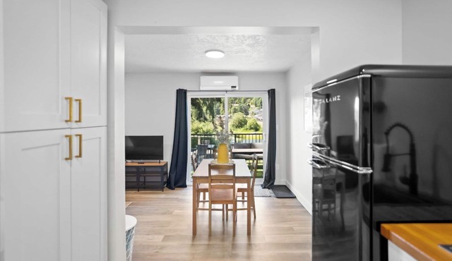 Stunning Riverside Suite | Kitchenette, Firepit