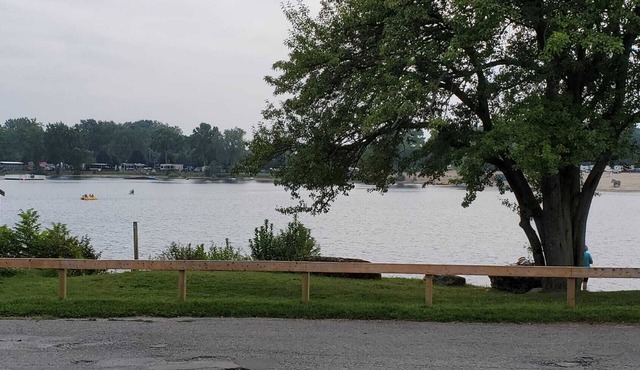 Stunning waterview, walk to the beach specious cottage on Lake Erie
