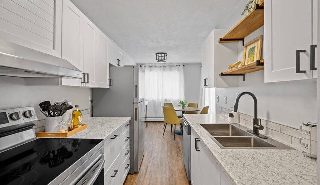 Stylish 2-Bed Apt Fort McMurray Fast WiFi Newly Reno
