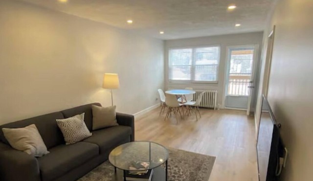 Stylish 2 Bedroom Apartment w/Outdoor Balcony | Port Credit by the lake.