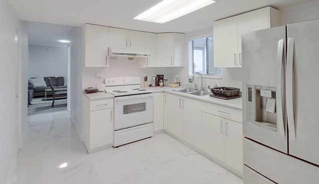 Stylish 3 bed 2 bath Brand New suite.
