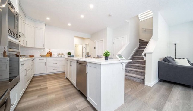 Stylish Designer Home | Mins to Downtown & Mall