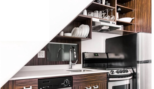 STYLISH DOWNTOWN CONDO NEAR GREAT RESTAURANTS AND CAFES
