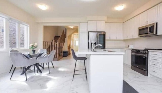 Stylish Home in Waterdown!
