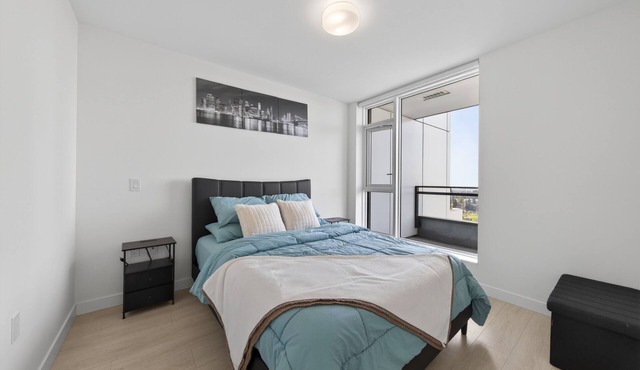 Stylish Luxury Condo Apartment | Central Surrey 10 min walk
