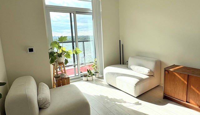 Stylish Minimalist Tiny Stay, 5 minutes walk to lakeshore
