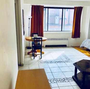 Stylish Montreal Apartment: Comfortable Stay in the Golden Square Mile