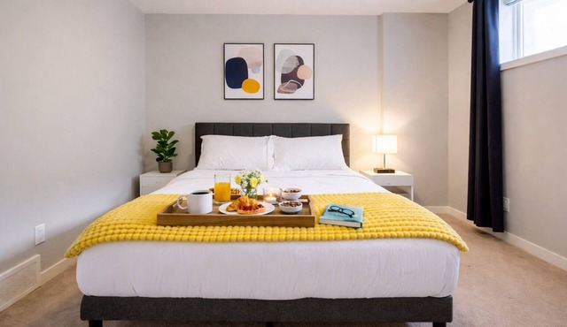 Stylish New Suite - Fast Wifi & Full Kitchen Near Airport