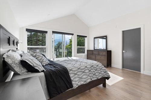 Stylish Retreat in Agassiz with Scenic Views