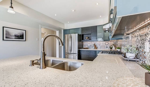 Stylish & Spacious Getaway in Heart of Mississauga