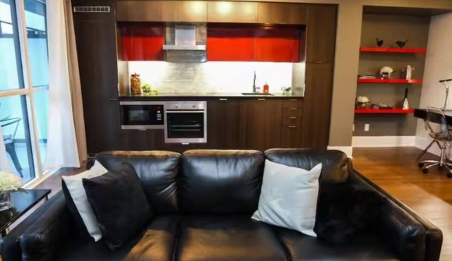 Stylish Toronto 1BR Suite with Balcony and Workspace