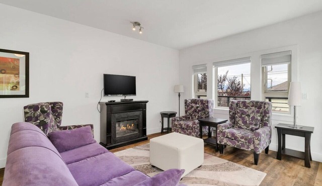 Stylish Urban Retreat: 2BR Condo