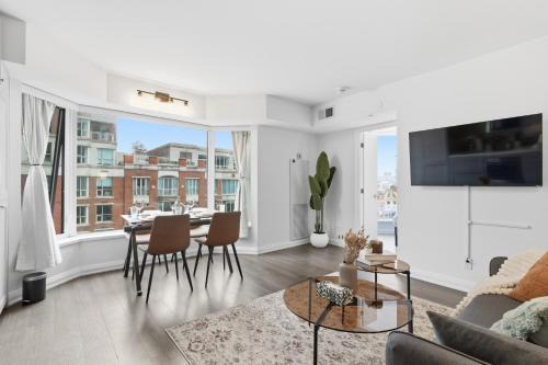 Stylish Yorkville 1BR Den Condo Sleeps 5