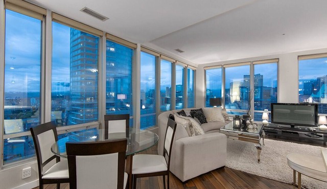 Sub-penthouse 2br/2ba Central Downtown