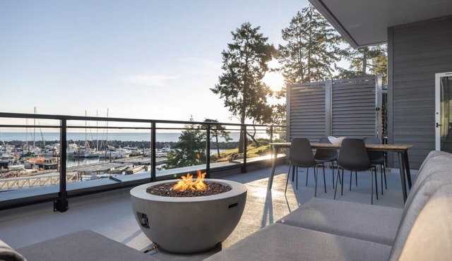 Suite #208: Contemporary Oceanfront Accommodation