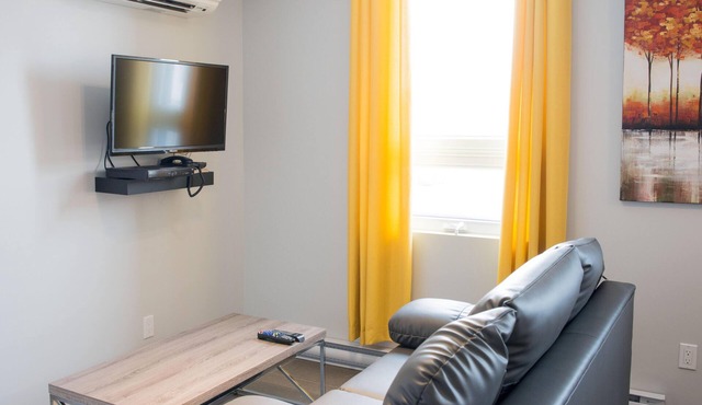 Suite with closed bedroom and sofa bed on the rue Principale (Le Chic-urbain)