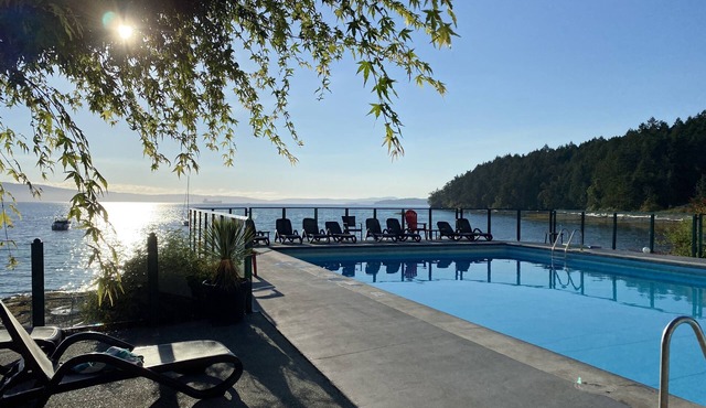 Summer Getaway for 2 -Inn of the Sea-Oceanfront Pool/Hot Tub & private dock