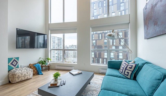 Sunlit Downtown Loft | Walk to Yaletown