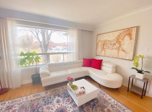 Sunny House - Main Floor, Free parking, in Toronto