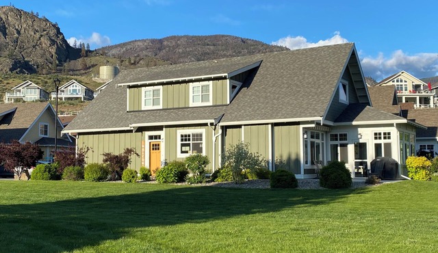Sunny Lakeside Cottage.